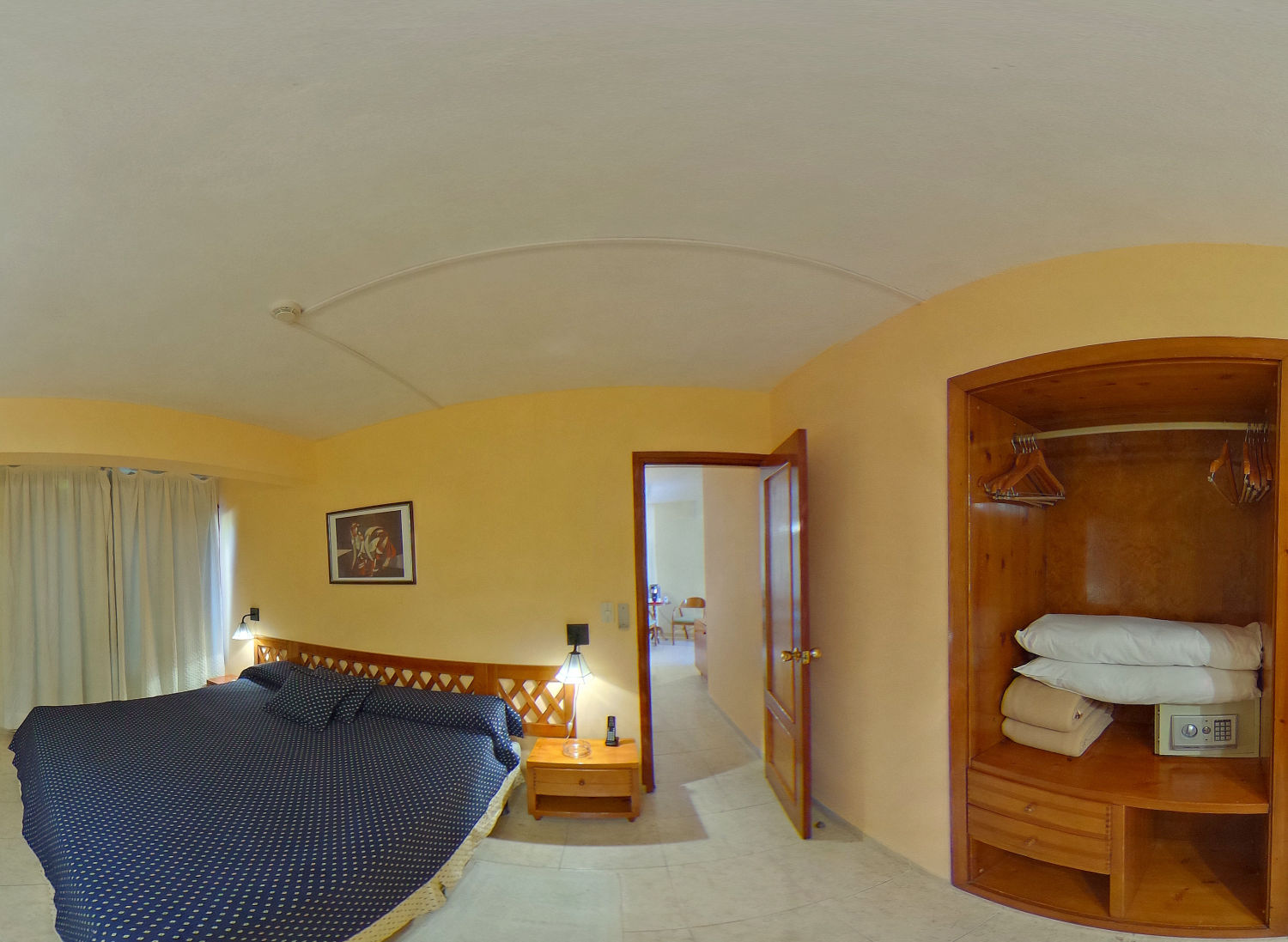 una cama, interior de habitación